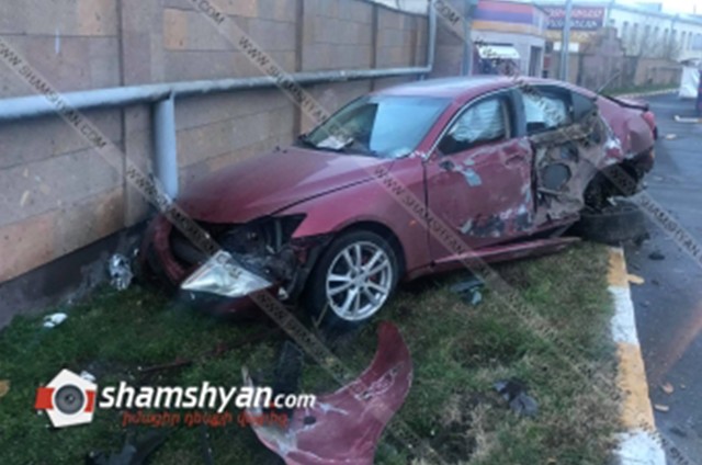 Երևանում Lexus-ը բախվել է Ոստիկանության զորքերի զորամասի պատին․ վարորդը հոսպիտալացվել է