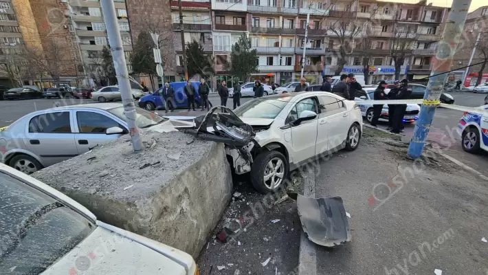 Երևանում 26-ամյա վարորդը Chevrolet Volt-ով բախվել է եռագույն դրոշի բետոնե պատվանդանին. կա վիրավոր. վնասվել են կայանված Jeep-ը, BMW-ն, Toyota-ն ու Opel-ը