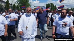 Բագրատ Սրբազանի առաջնորդած երթը հասավ Հանրապետության հրապարակ (ուղիղ)