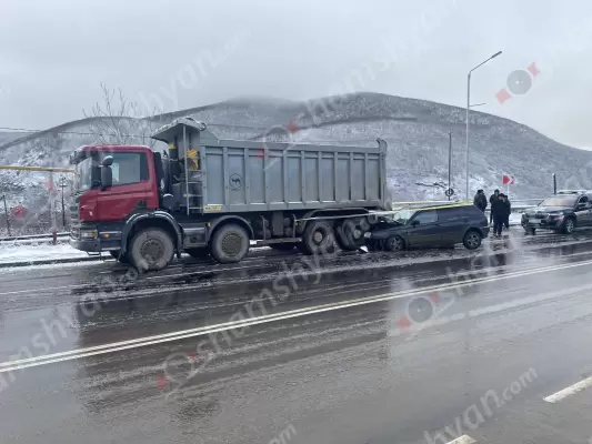 Ավտովթար Սյունիքի մարզում․ Կապանի օդանավակայանի մոտ բախվել են «Volkswagen Golf»-ն ու «Scania» բեռնատարը․ կա 5 վիրավոր