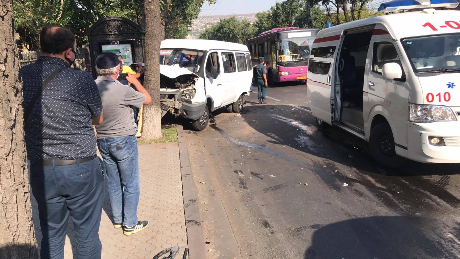 Երևանում բախվել են «Մերսեդես»-ն ու երթուղայինը