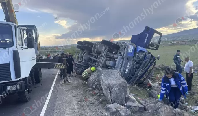 «Հյուսիս-հարավ» ավտոճանապարհին վարորդը բետոնախառնիչով դուրս է եկել ճանապարհի երթևեկելի գոտուց, բախվել քարերին և կողաշրջվել     