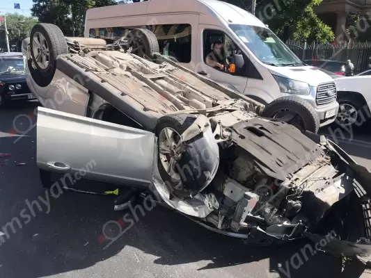 Երևանում Ford Focus-ը բախվել է Toyota, Газель, Jeep մակնիշի ավտոմեքենաներին և գլխիվայր շրջվել․ կա վիրավոր