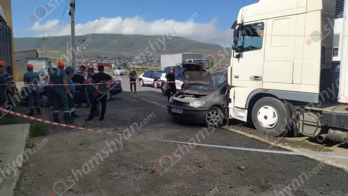 Խոշոր ու ողբերգական ավտովթար Սևանում․ «Խաչմերուկ» սուպերմարկետի մոտ բախվել են «Opel Zafira»-ն ու «DAF» բեռնատարը․ կան 1 զոհ, 4 վիրավոր