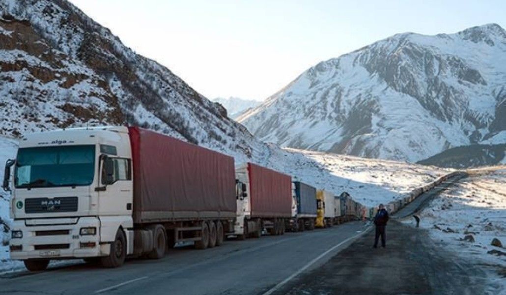 Ավելի քան 3300 բեռնատար սպասում է Վերին Լարսի անցակետով անցնելուն