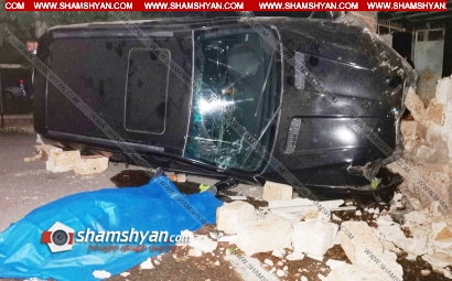 Երեւանում 40-ամյա վարորդը BMW X5-ով բախվել է երկաթե ցանկապատերին, կոտրել դրանք, այնուհետեւ փլուզել բնակչի քարե պարիսպն ու կողաշրջվել. վերջինս տեղում մահացել է
