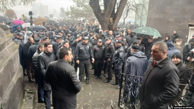 Եկեղեցու տարածքից մեկ անձ հեռացվել է, ևս մեկը՝ տեղափոխվել ոստիկանություն