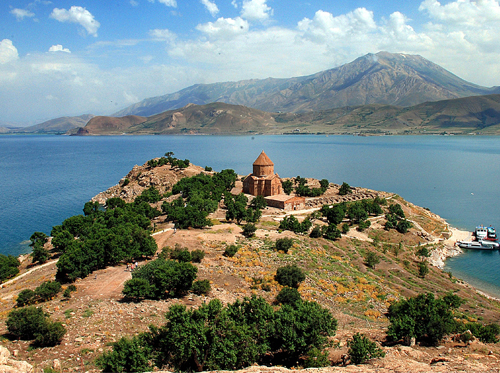Սուրբ պատարագ Աղթամարի Սուրբ Խաչ եկեղեցում (տեսանյութ)