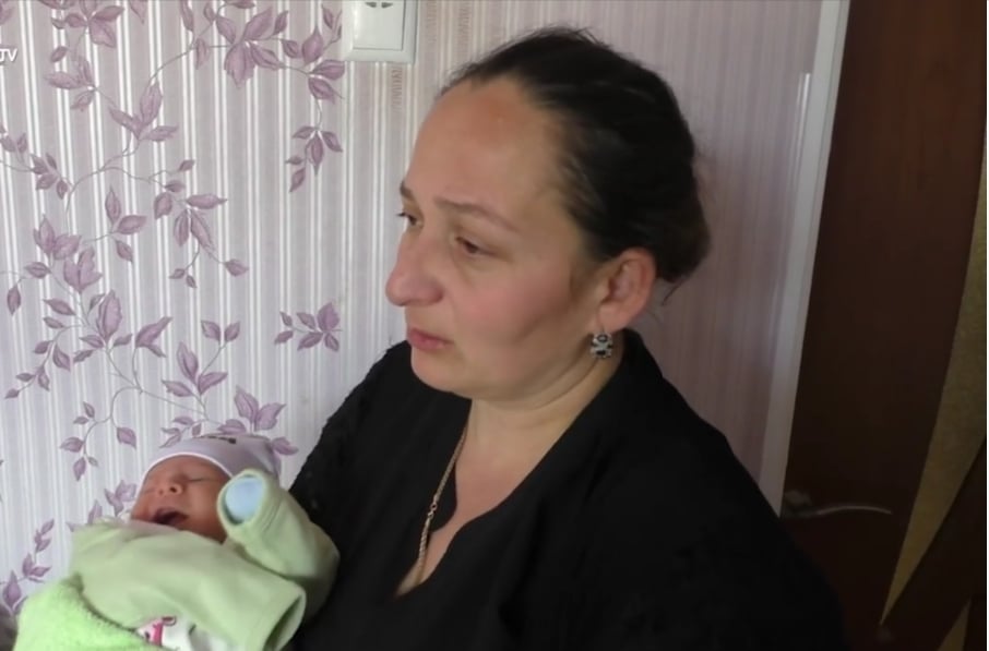 «Նոր սկիզբ բերեց տուն». պատերազմում զոհվածի մայրը սփոփվում է նորածին երեխայով (տեսանյութ)