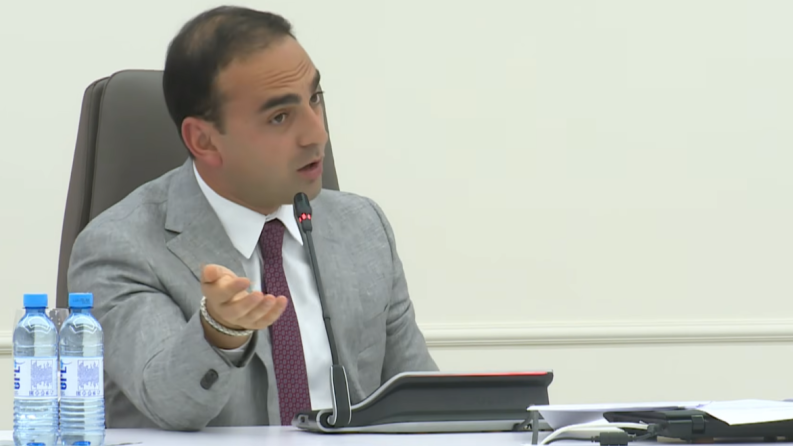 Բայց կարո՞ղ ա մեր բարեկամներն են էդ ժողովուրդը...կարո՞ղ ա կոռուպցիա կա, որ մի տարի է կարողանում են պլստալ. Ավինյան