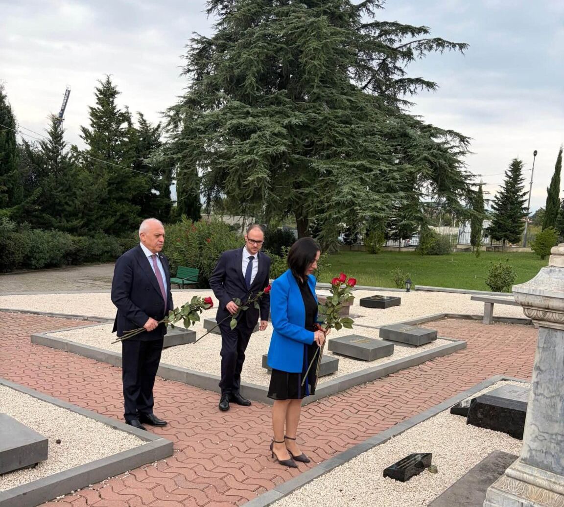 Հայաստանի պատվիրակությունն այցելել է Թբիլիսիի Խոջիվանքի պանթեոն