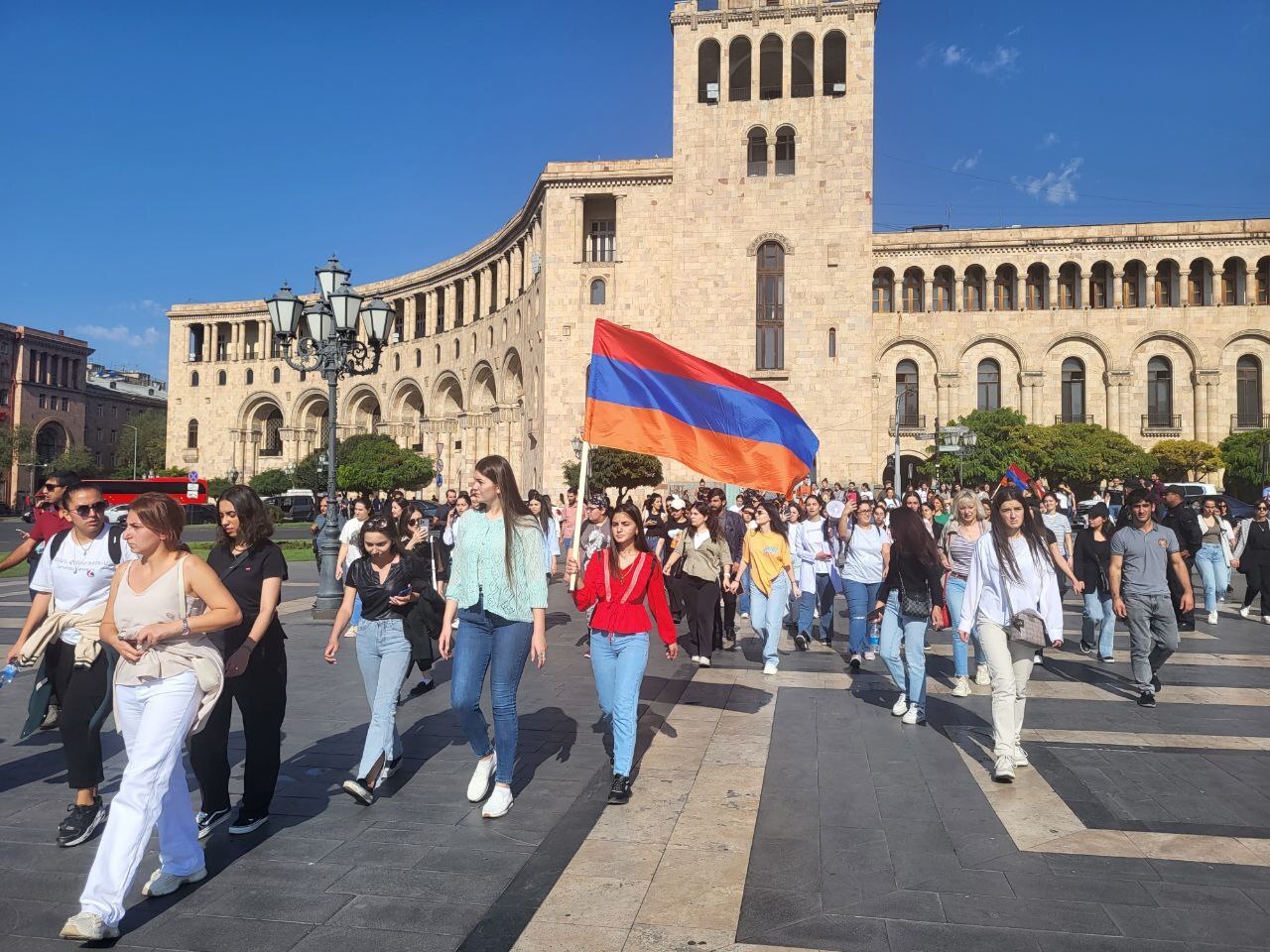Հանրապետության հրապարակից քաղաքացիներ են բերման ենթարկվում․ տեսանյութ