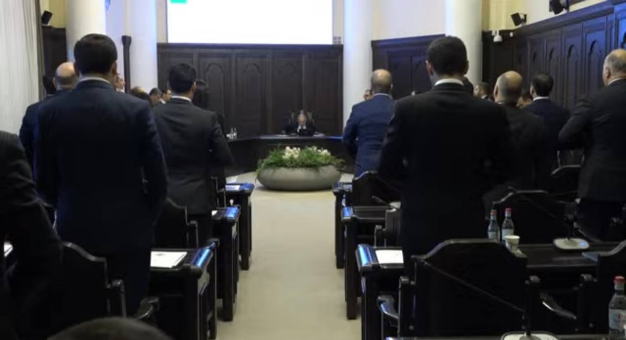 Կառավարության անդամները մեկ րոպե լռությամբ հարգեցին Տեղ գյուղի հատվածում ռազմական սադրանքի հետևանքով զոհված զինծառայողների հիշատակը