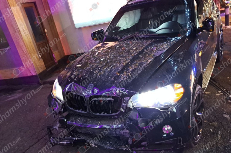 Այցելուն BMW X5-ով մխրճվել է Երևանի «Քրեյզի» գիշերային ակումբ, կան բերման ենթարկվածներ․ լուսանկարներ