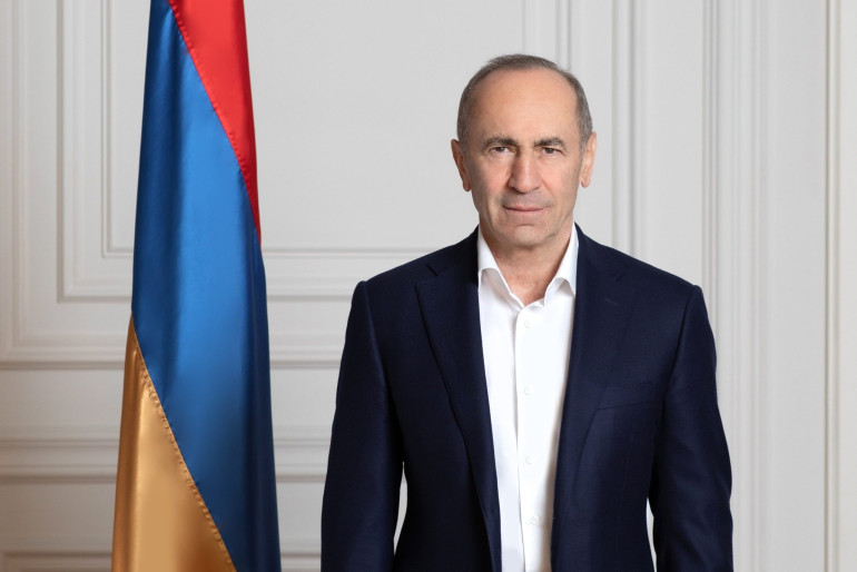 Միասնական համառ աշխատանքով ունակ ենք ուղղել մեր մեջքը. Ռոբերտ Քոչարյանը շնորհավորական ուղերձ է հղել Ամանորի ու Սուրբ Ծննդյան տոների առթիվ