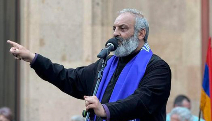 Բագրատ Սրբազանը հավաք է հրավիրել Սուրբ Աննա եկեղեցու բակում