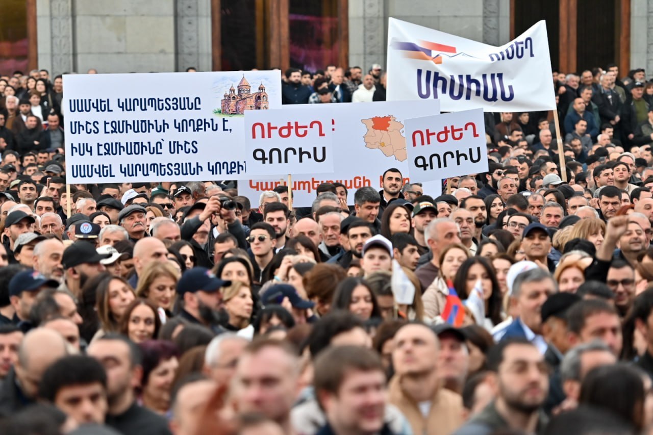 «Ուժեղ Հայաստանի» հանրահավաքն ավարտվեց. Մեկնարկեց երթը (ուղիղ)