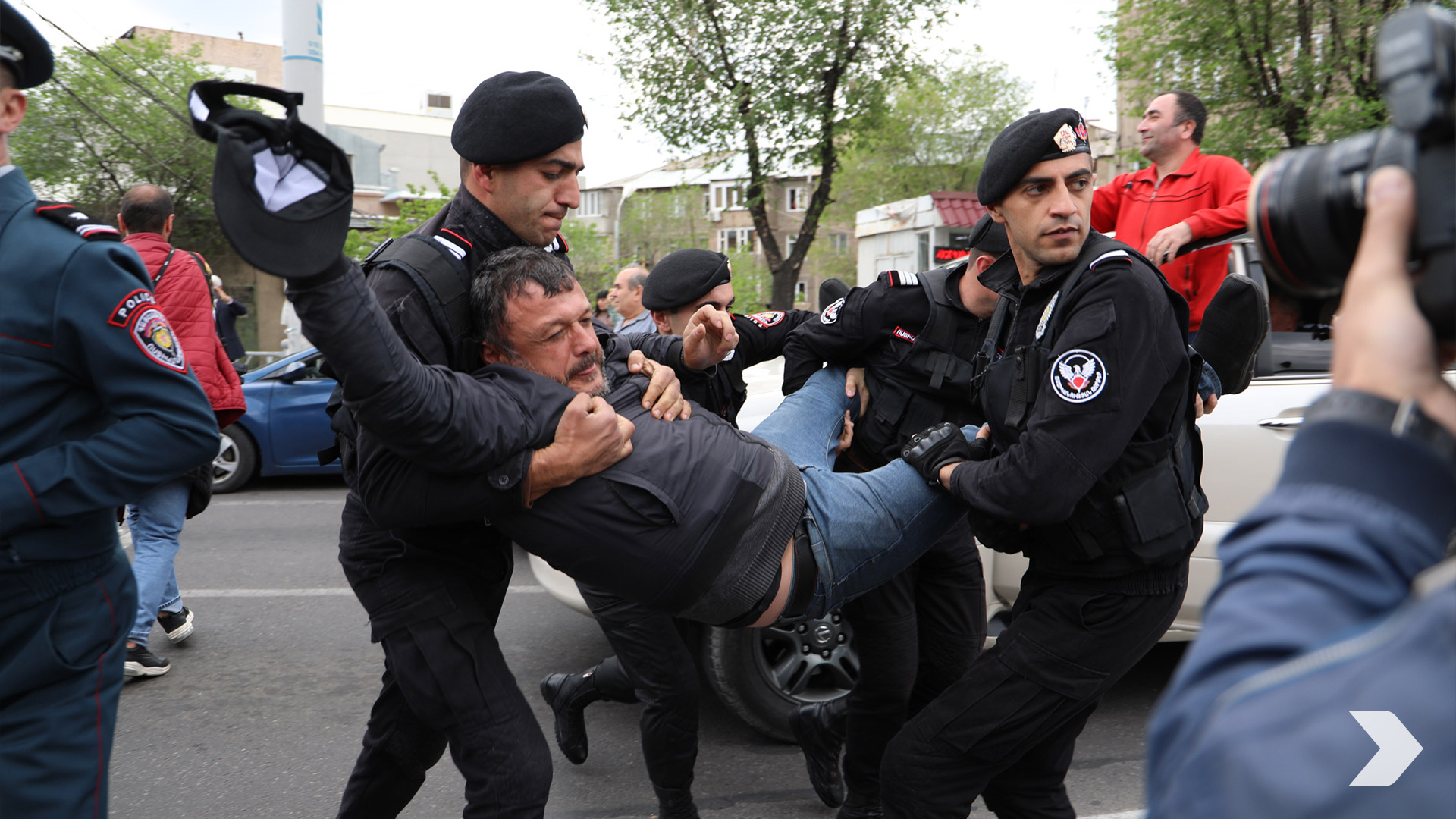 Что творится в армении. Неповиновение полиции. Гражданское неповиновение. Полиция Армении.