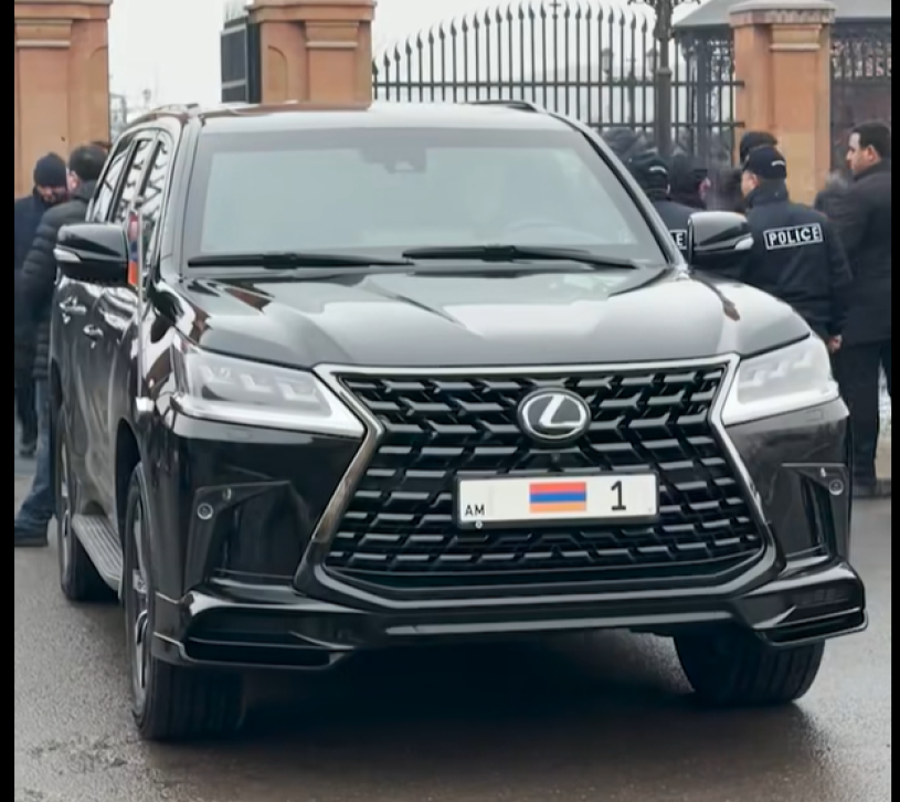 Փաշինյանը պատարագին եկել էր նոր համարանիշներով ավտոմեքենայով