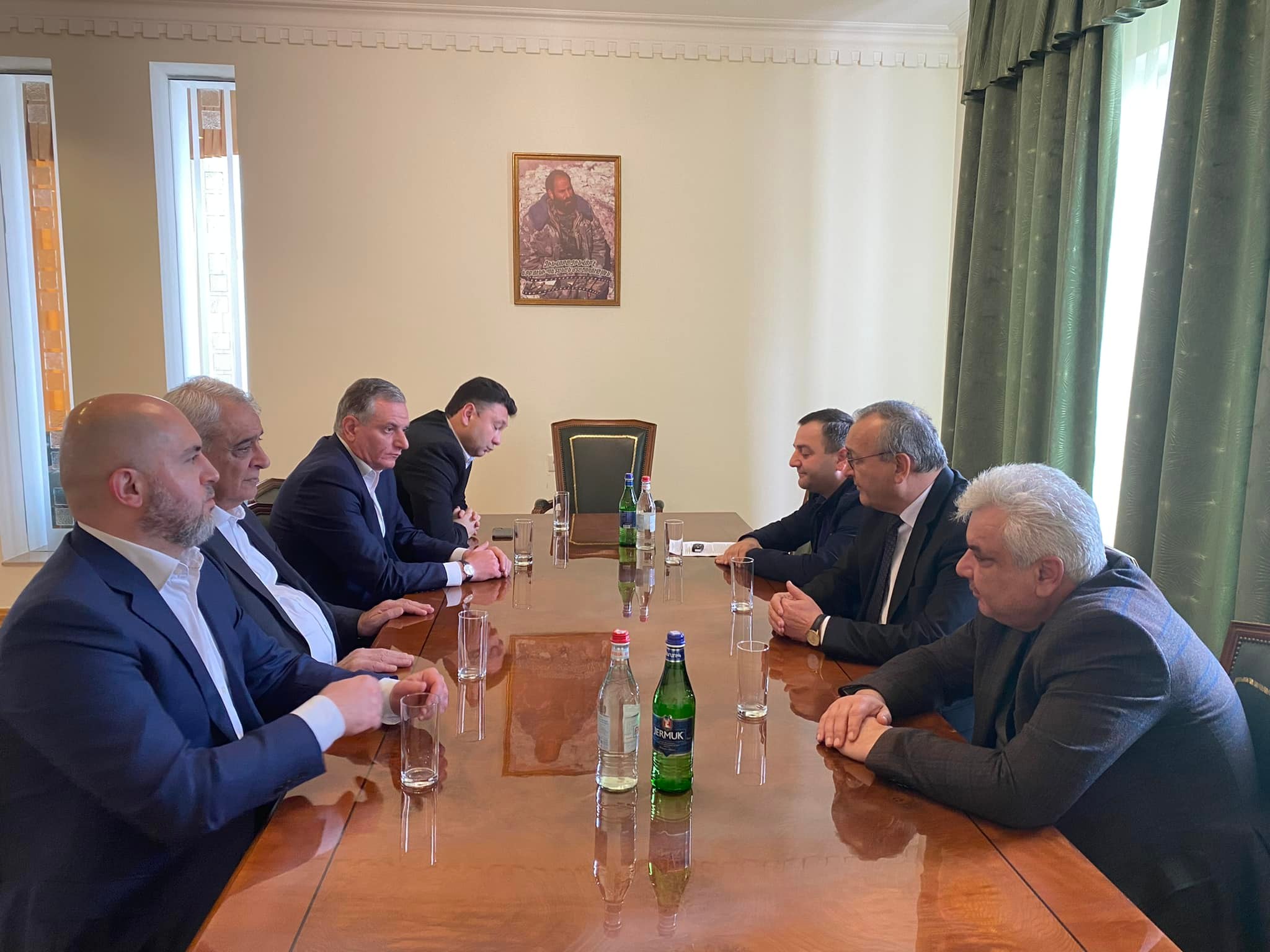 ՀՀԿ-ական գործիչներն Արցախում հանդիպել են խորհրդարանի ղեկավարի ու խմբակցությունների հետ