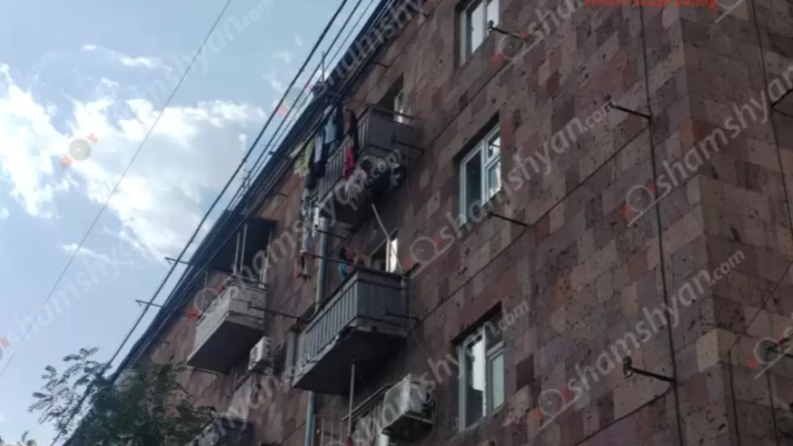 Բագրատունյաց պողոտայում պատշգամբը 5-րդ հարկից փլուզվել և հայտնվել է 4-րդ հարկում․ կան վիրավորներ