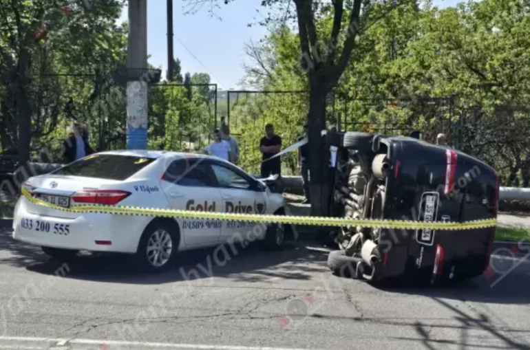 Երևանում բախվել են «Toyota Corolla»-ն ու «Honda»-ն. վերջինը կողաշրջվել է
