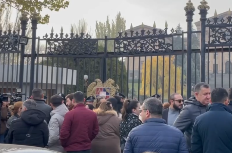 «ՀայաՔվե» նախաձեռնության կողմնակիցներն ակցիա են անում ԱԺ–ի մոտ