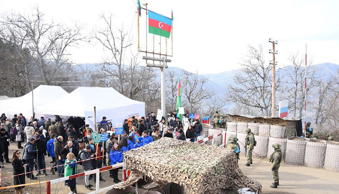 Машины миротворцев, доставляющие гуманитарные грузы, были остановлены азербайджанской стороной рядом с городом Шуши в течение 14 часов
