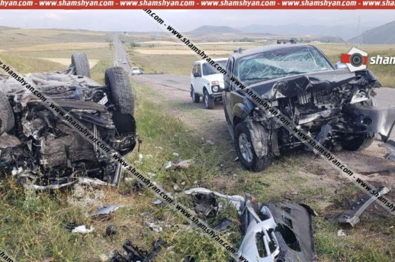 Խոշոր ավտովթար Սյունիքում. բախվել են Nissan Pathfinder-ն ու Volkswagen Touareg-ը. վերջինս գլխիվայր շրջվել է (լուսանկարներ)