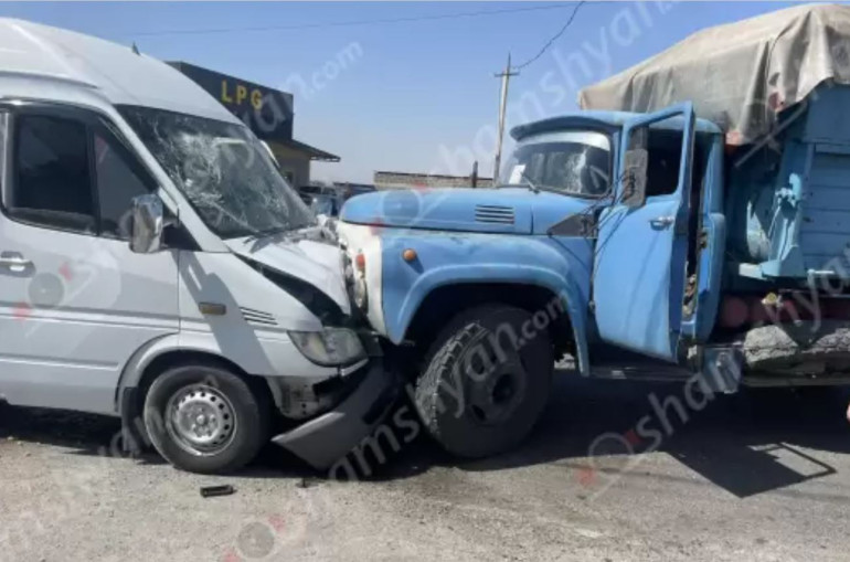 Արարատի մարզում բախվել են ЗИЛ-ն ու բեռնատար Mercedes-ը, կան վիրավորներ