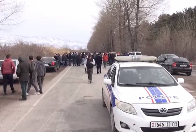 Ծովակի բնակիչները փակել են ճանապարհը․ բողոքում են գյուղի ճանապահների անբարեկարգ վիճակից