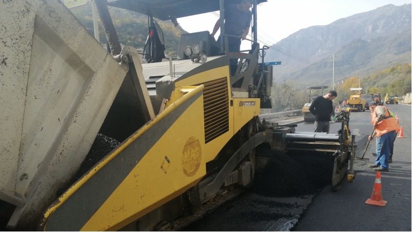 Հիմնանորոգվում են Երևան-Երասխ-Գորիս-Մեղրի-Իրանի սահման միջպետական նշանակության ավտոճանապարհի՝ Կապանով անցնող հատվածները