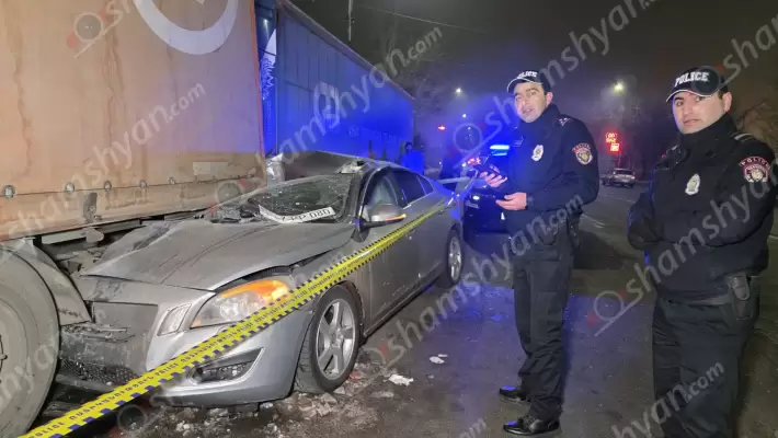 Երևանում ՊԵԿ աշխատակիցը «Շեն Դեկոր»-ի մոտ «Volvo»-ով մխրճվել է բեռնատար «Mercedes»-ի հետնամասի մեջ․ բժիշկները պայքարում են նրա կյանքի համար