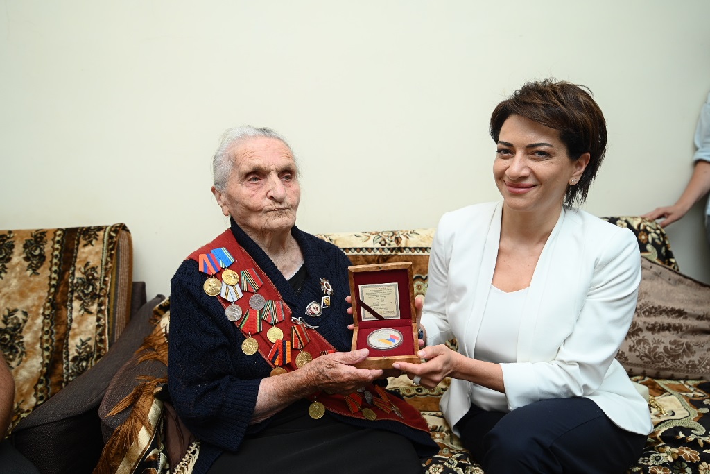 Աննա Հակոբյանն այցելել է Քաջարան, հանդիպել 100-ամյա Արշալույս Թադևոսյանի հետ