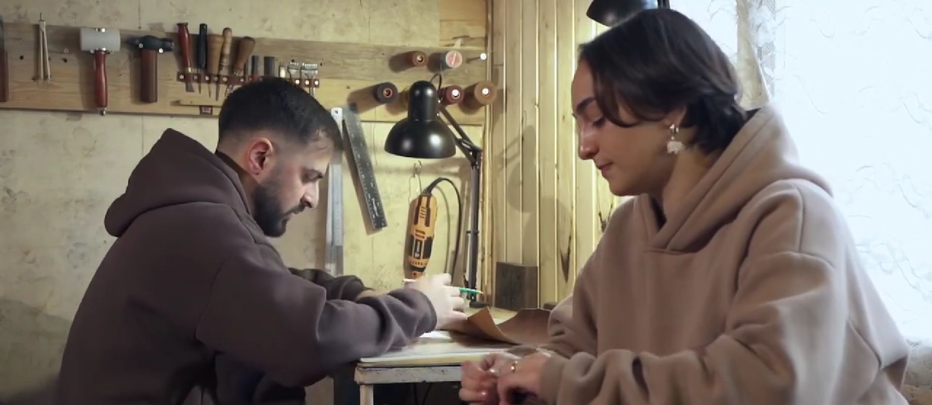 Ավետիսն ու Գոհարը կաշվից տարատեսակ իրեր են պատրաստում, Վանաձորում հիմնել են սեփական բիզնեսը (տեսանյութ)