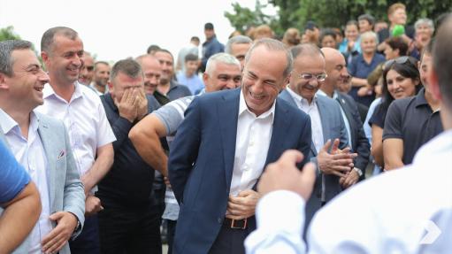 Քոչարյանը Զորական համայնքում ծաղիկներ է խոնարհել Բաղրամյանի և Բաբաջանյանի հուշակոթողի մոտ