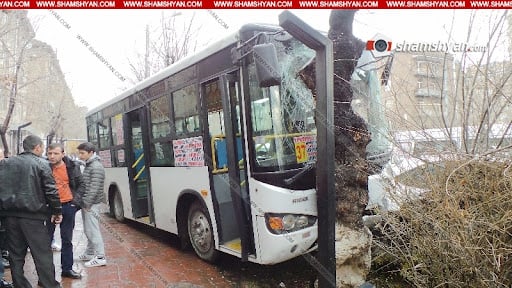 Արարատի մարզում ավտոբուսը բախվել է ծառին. 25 մարդ տեղափոխվել է հիվանդանոց
