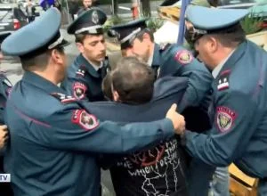 «Ալիեւ ցեղասպան». Լարված իրավիճակ ՄԱԿ-ի գրասենյակի դիմաց. ակցիայի մասնակիցներից մեկին բերման ենթարկեցին