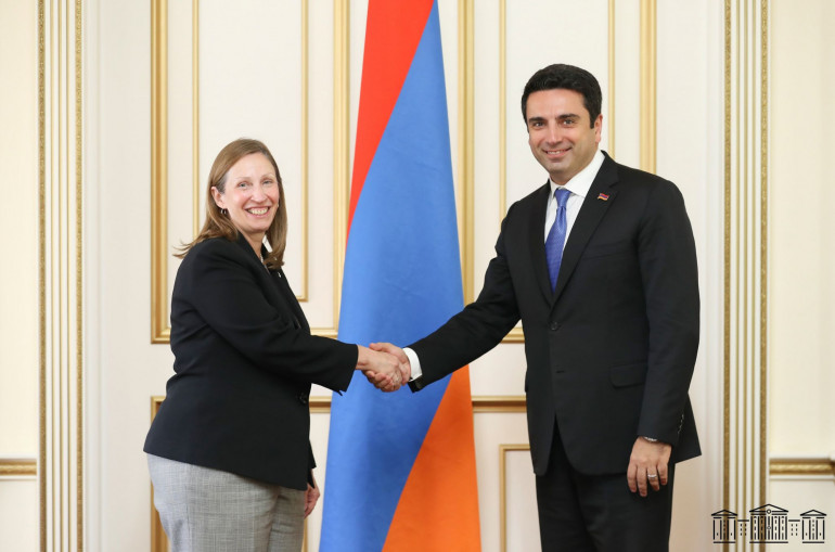 ԼՂ հակամարտությունը պետք է կարգավորվի բացառապես բանակցությունների միջոցով, ԵԱՀԿ ՄԽ համանախագահության հովանու ներքո. Ալեն Սիմոնյանը ընդունել է ԱՄՆ դեսպանին
