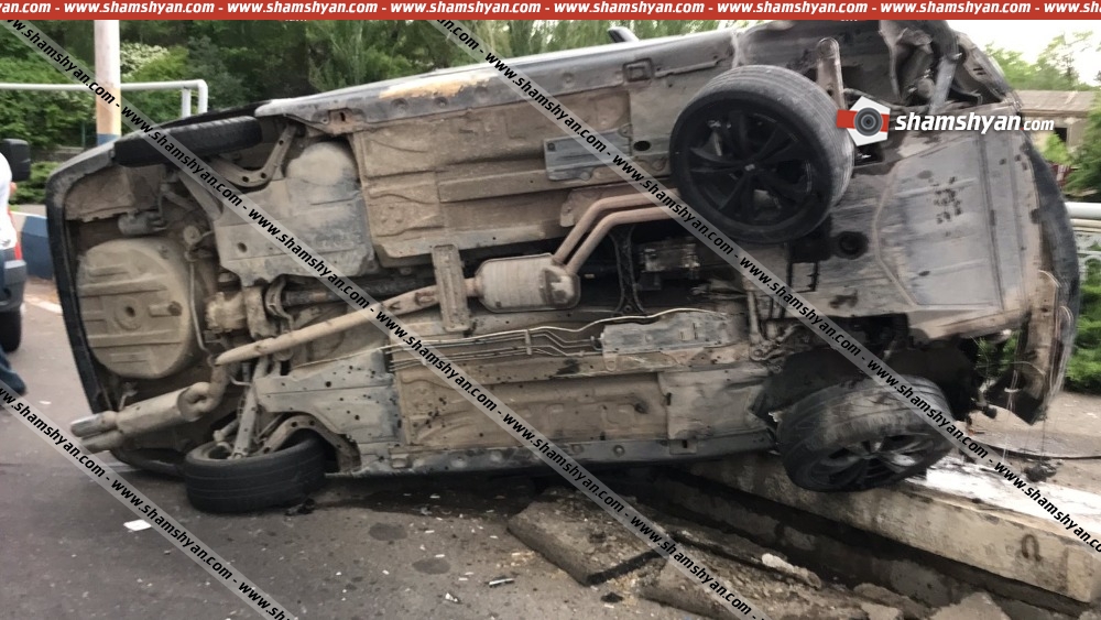 Երևանում բուսաբանական այգու դիմաց BMW-ն բախվել է կամրջի բետոնե եզրաքարերին և կողաշրջվել. կա վիրավոր