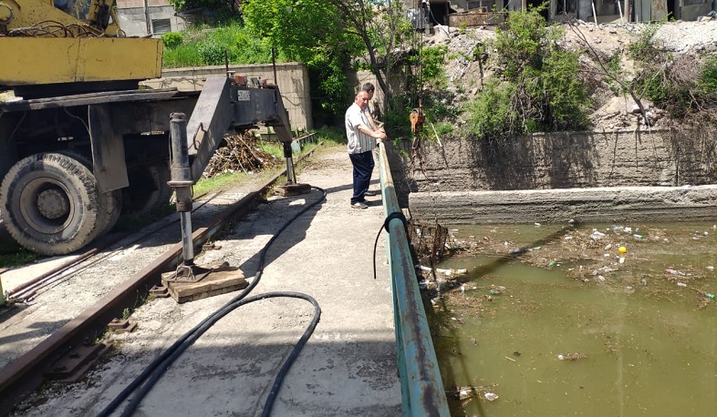 Մաքրվում է Երևանյան լճի ջրամբարի հատվածում կուտակված աղբը