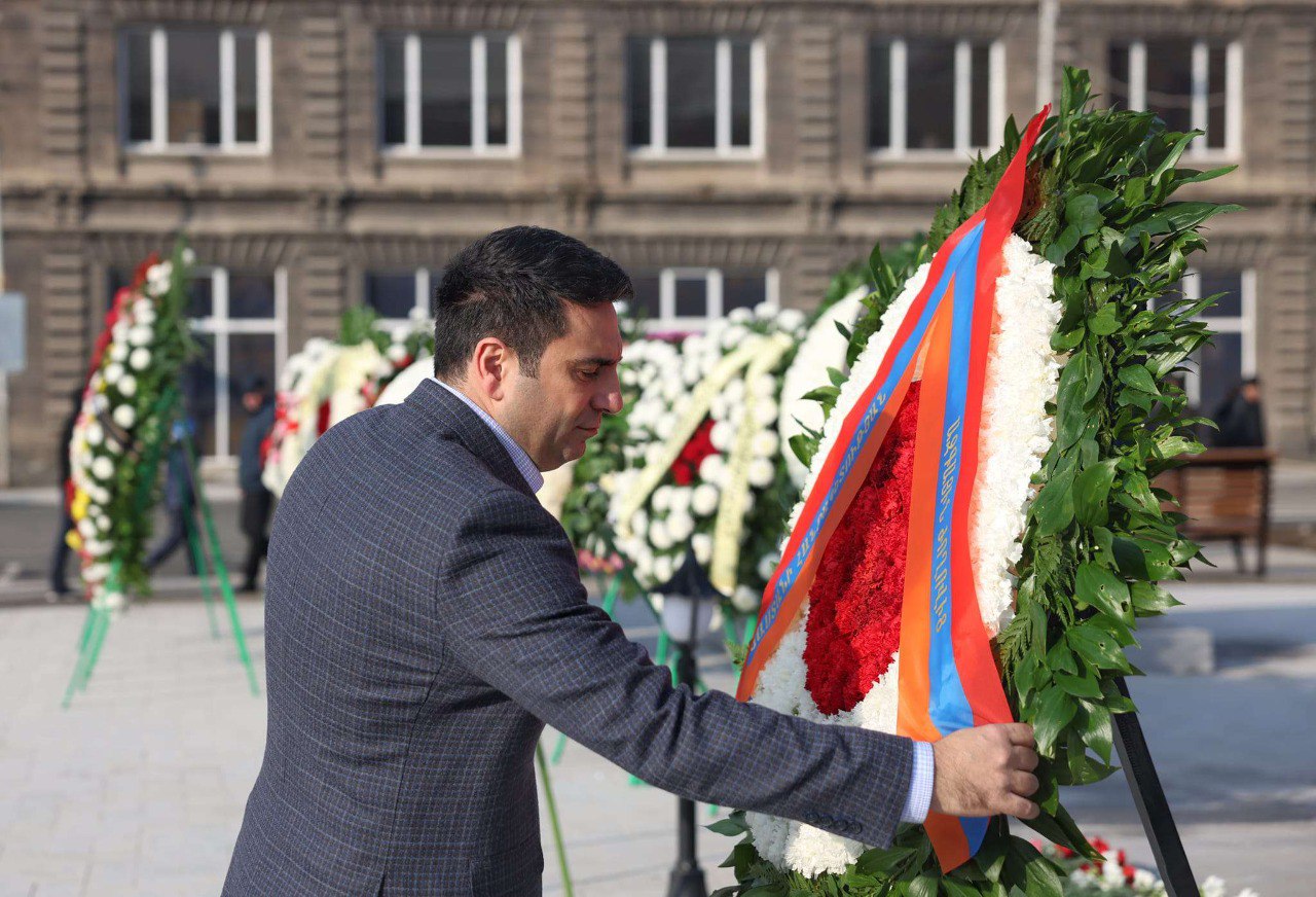 Ալեն Սիմոնյանը հարգանքի տուրք է մատուցել դեկտեմբերի 7-ի երկրաշարժի զոհերի հիշատակին
