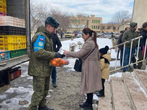 Российские миротворцы вместе с организацией «Айер миацек» в арцахском  Мартуни раздали гумпомощь
