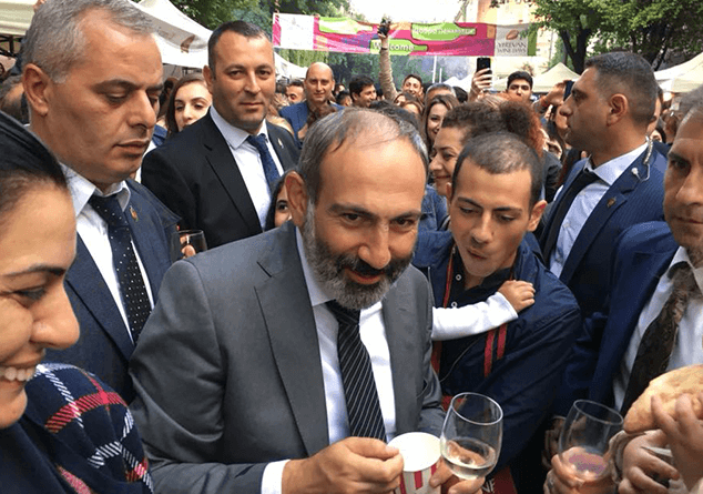 «Հիմա ուզում եք, որ ես Հովիկ Աբրահամյանի կենա՞ցը խմեմ». Փաշինյանին դուր չի եկել թամադայի կենացը. «Հրապարակ»