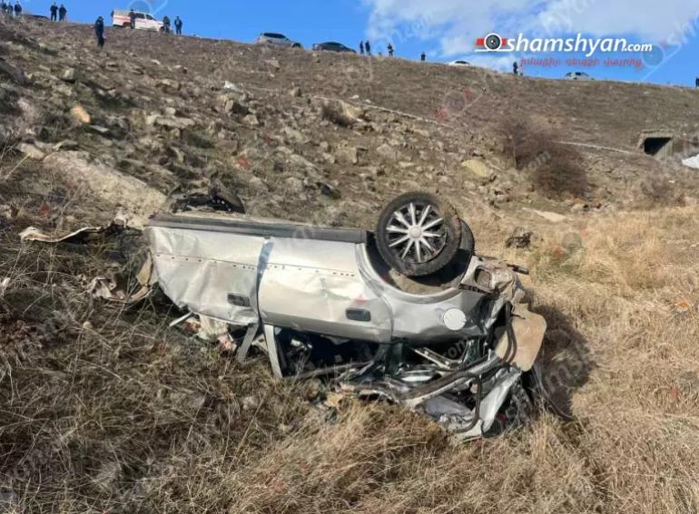 Սիսիան-Գորիս ավտոճանապարհին «Opel Astra»-ն դուրս է եկել ճանապարհի երթևեկելի գոտուց և մոտ 100 մետր գլորվելով հայտնվել ձորում․ 3 զnհերն ու 1 վիրավnրը երիտասարդ տղաներ են