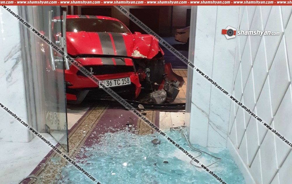 Բագրևանդ թաղամասում Ford Mustang-ը մխրճվել է «Ռոյալ Երևան» ռեստորանային համալիրի տարածք՝ կոտրելով դռներ և ապակիներ