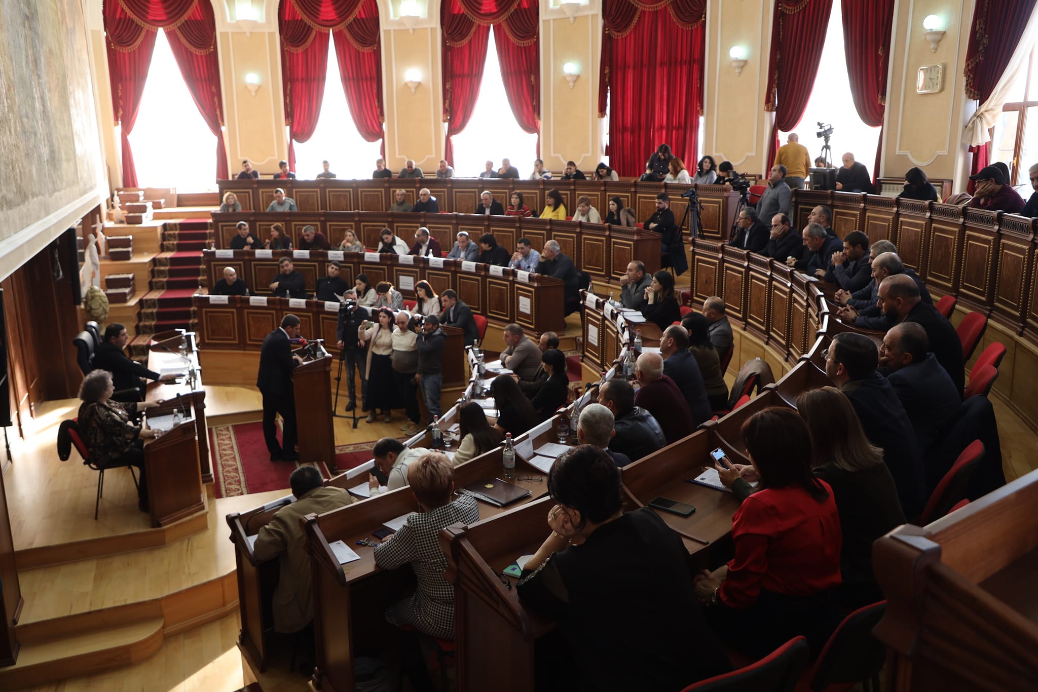 Գյումրու համայնքապետարանի ավագանու արտահերթ նիստում չհաստատվեցին 2024 թվականի բյուջեն և աշխատանքային պլանը