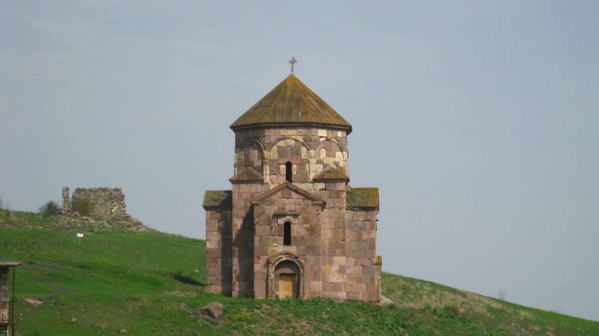 «Ոսկեպարի եկեղեցու մուտքի մոտ զարմանքով արձանագրեցի, որ փշալարեր կան». վարչապետ