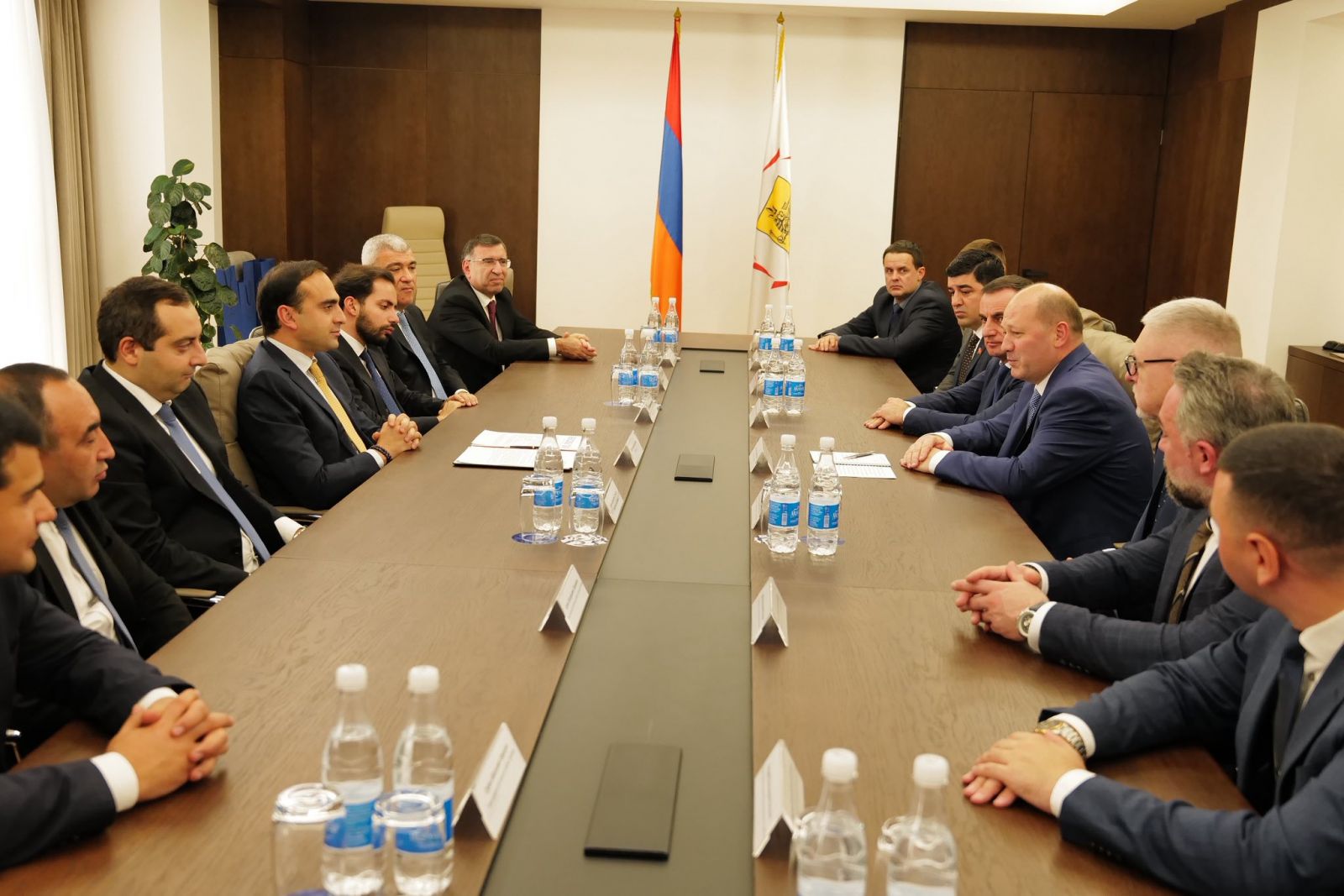 Տիգրան Ավինյանը հանդիպել է Դոնի Ռոստովի քաղաքապետի հետ