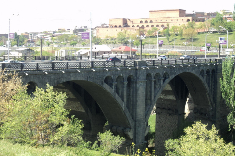 38-ամյա տղամարդը «Հաղթանակ» կամրջի վրա անցել է վտանգավոր եզրագիծն ու սպառնում է ինքնասպան լինել